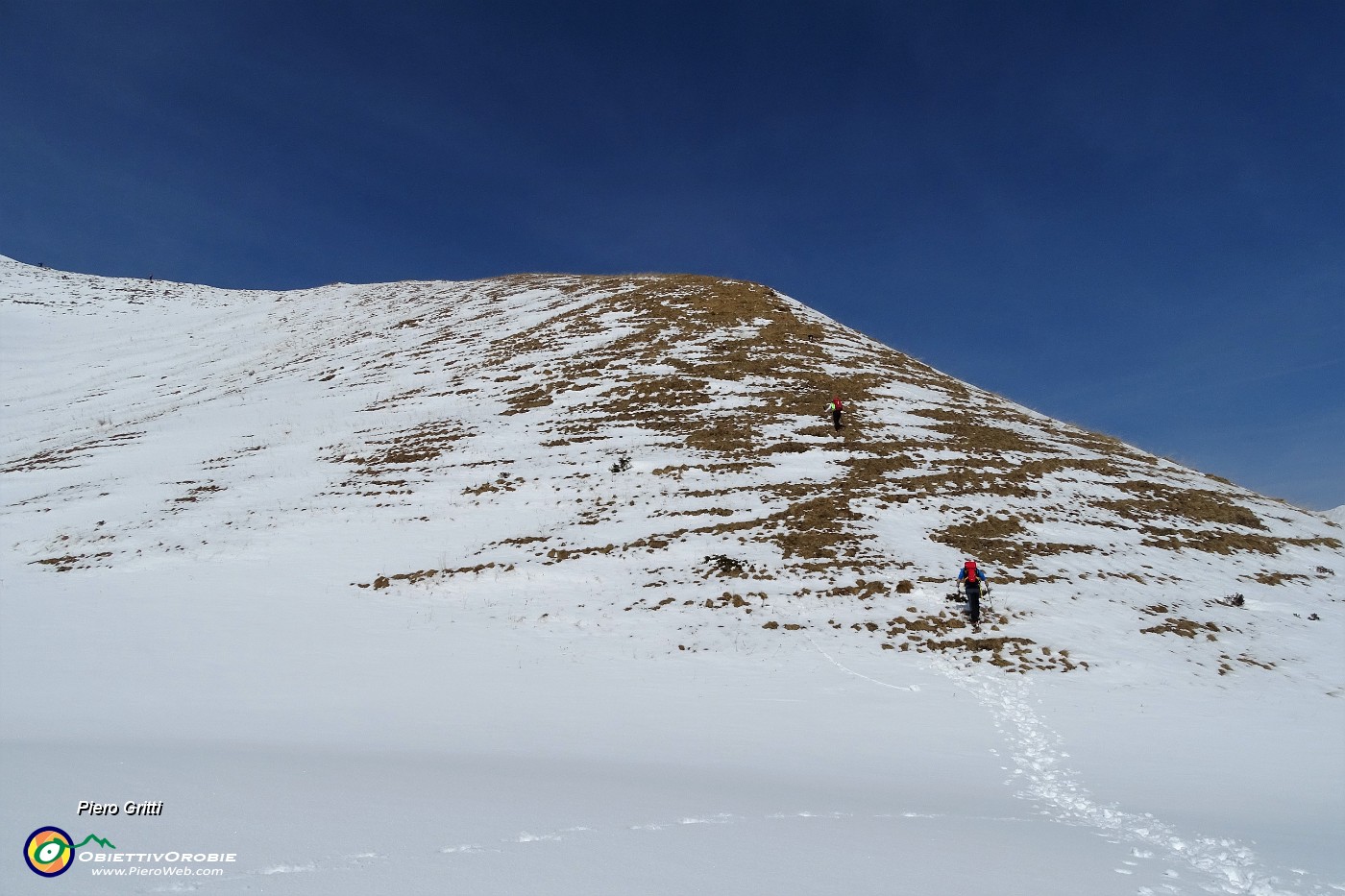 34 Ripida faticosa salita su neve ed erba scivolose.JPG